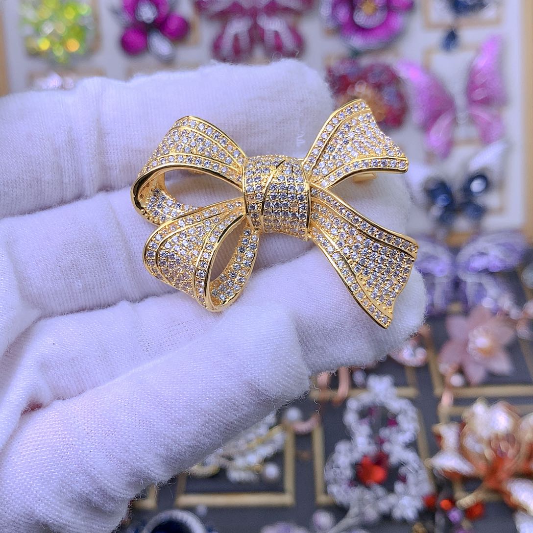 合成立方氧化锆铜胸针