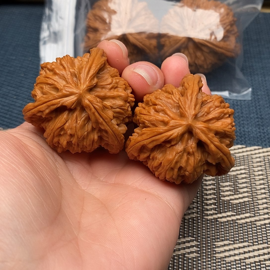 李***语吊坠文玩核桃三棱