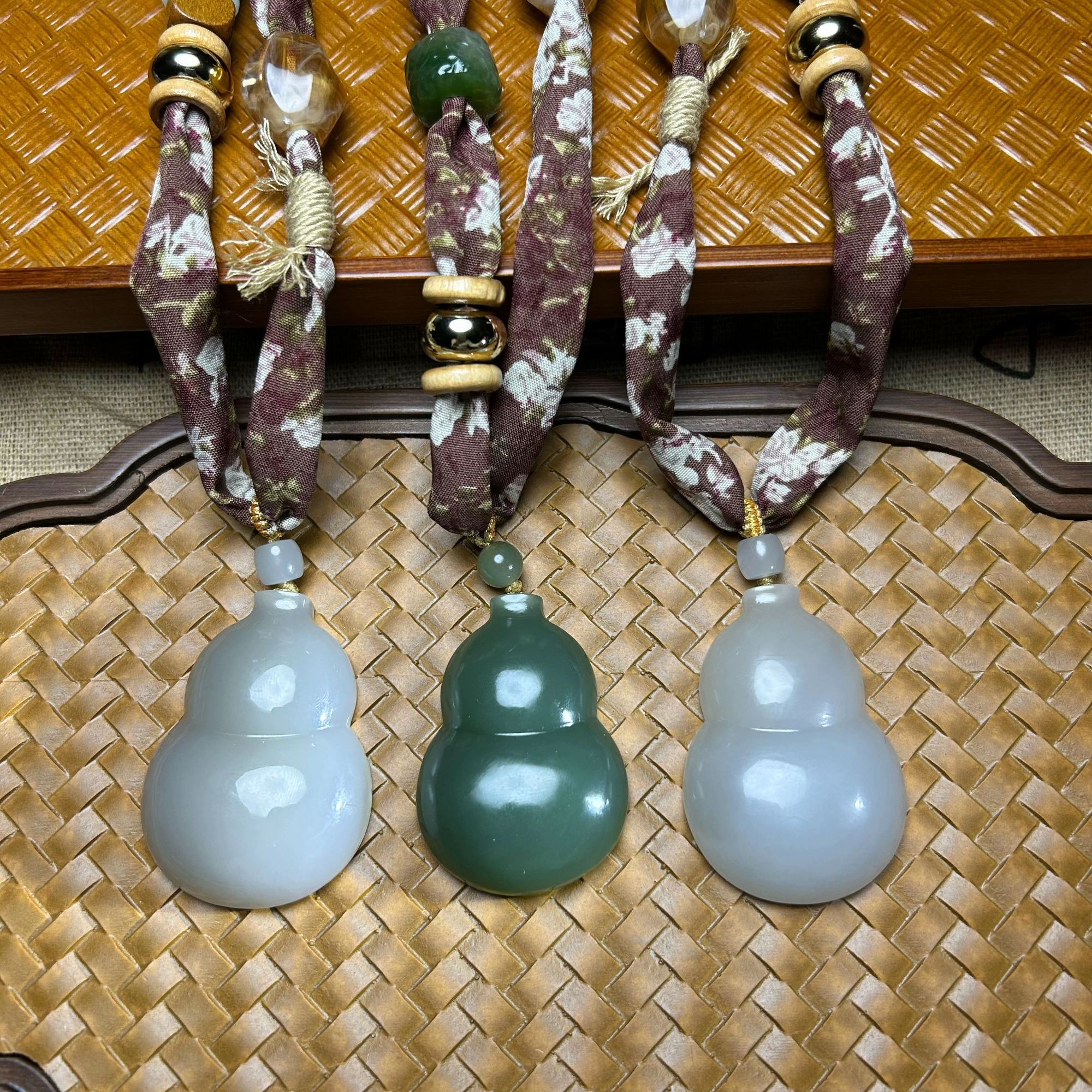 天然和田玉精致葫芦吊坠女士时尚百搭饰品