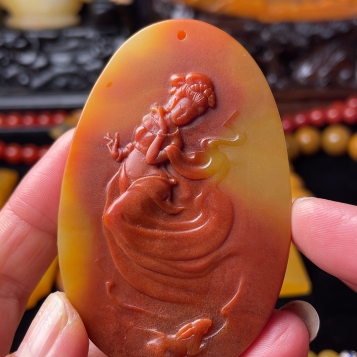 未镶嵌石英质玉（黄龙玉）颈饰