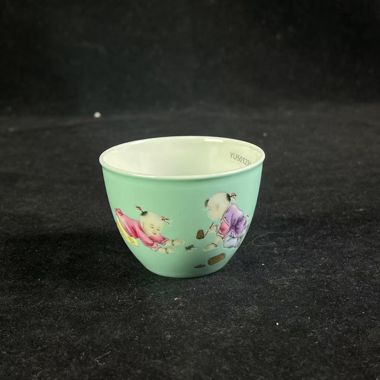 M松石绿地粉彩婴戏图纹卧足杯