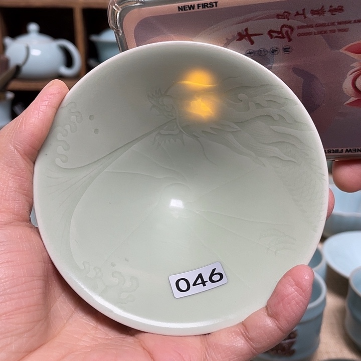杯子豆绿纯手雕龙吸水超薄胎