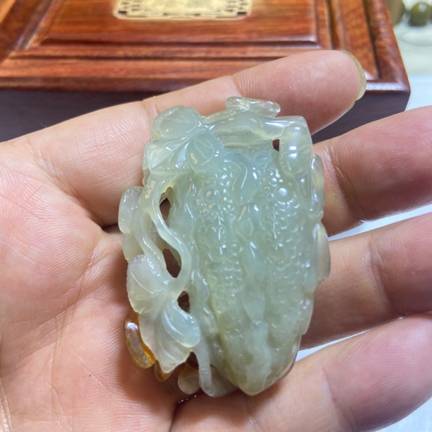 岫玉俏色巧雕花玉蝴蝶结比心呱呱来财手工仿古