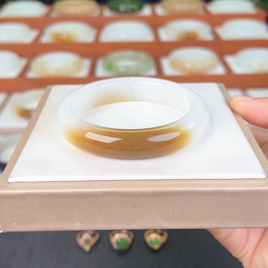 和田玉手镯未镶嵌和田玉糖白手镯