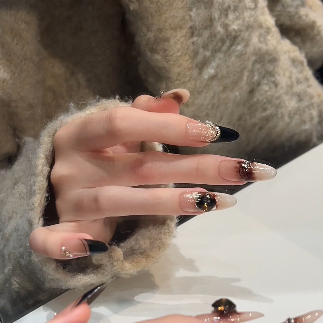 【黑耀鎏光】秋冬光疗立体锆石钻爆闪法式手工穿戴美甲10片装