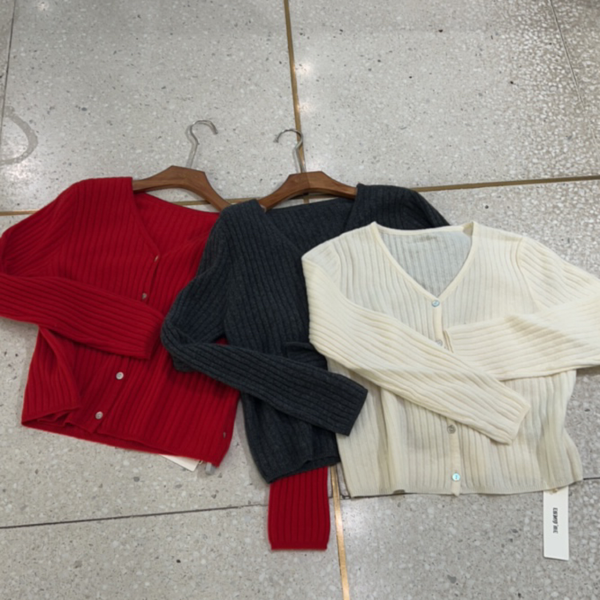 【门店同款】秋款“俏皮软语”坑条贝壳扣开衫 165644488