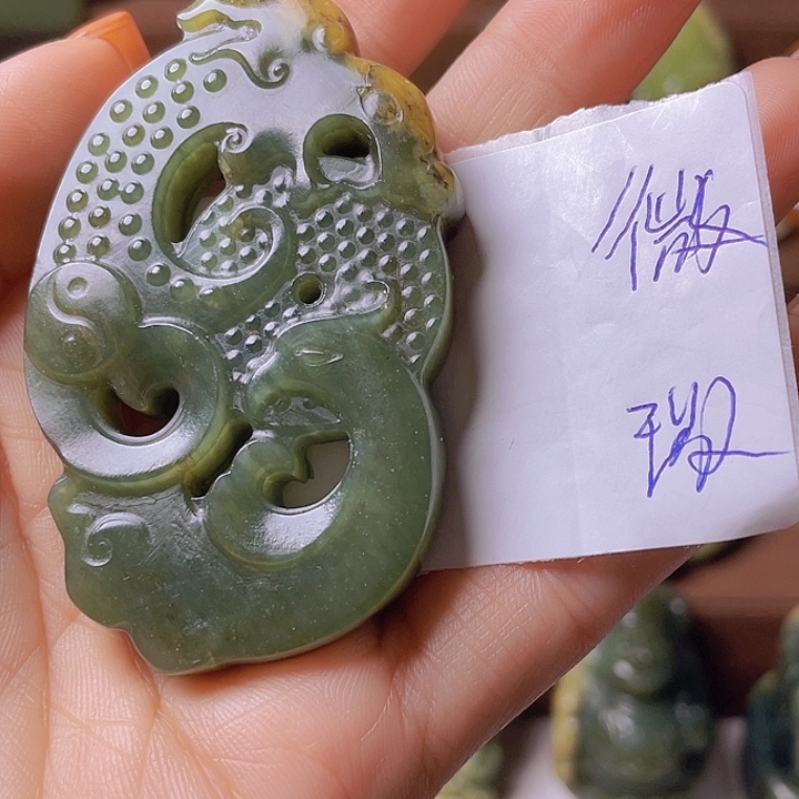 未镶嵌岫岩河磨玉（透闪石质玉）挂件心*红