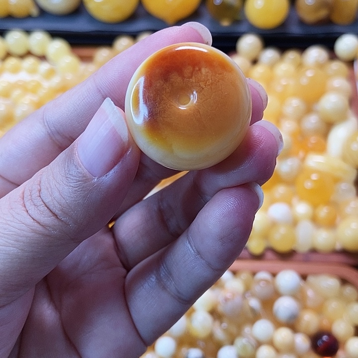 琥珀未镶嵌颈饰天然蜜蜡