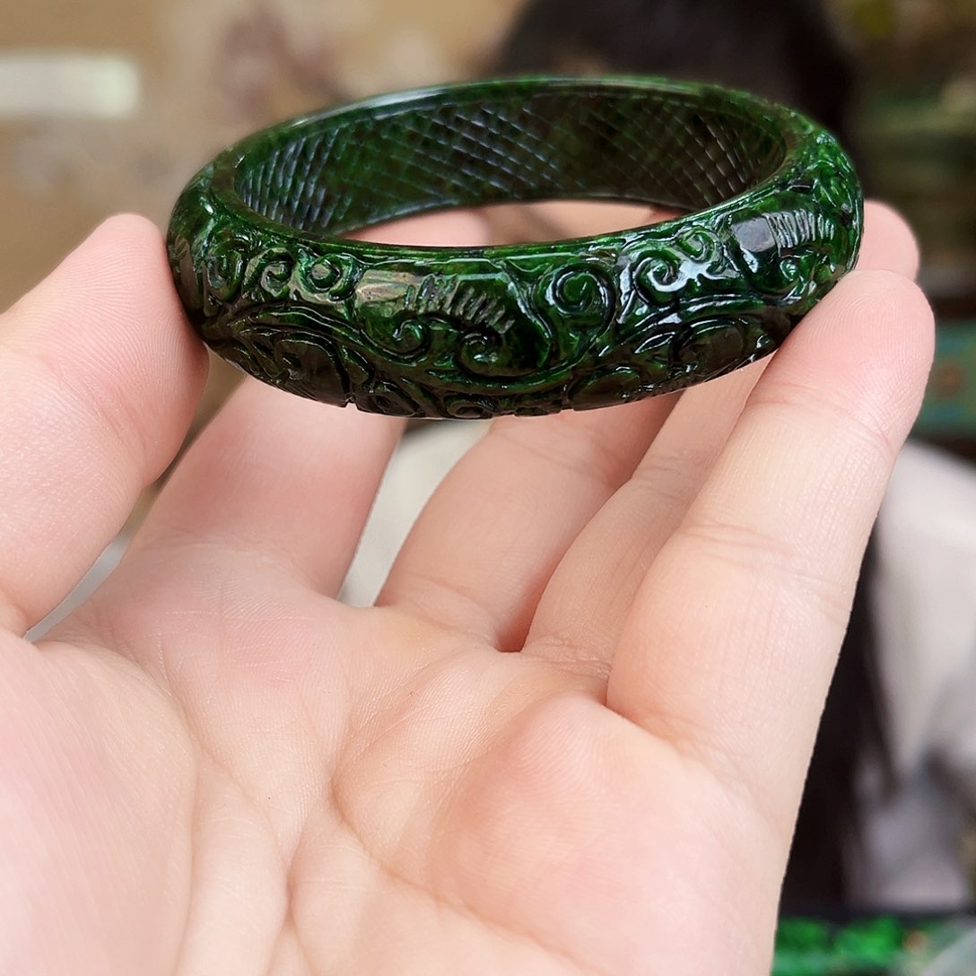 翡翠未镶嵌颈饰手镯