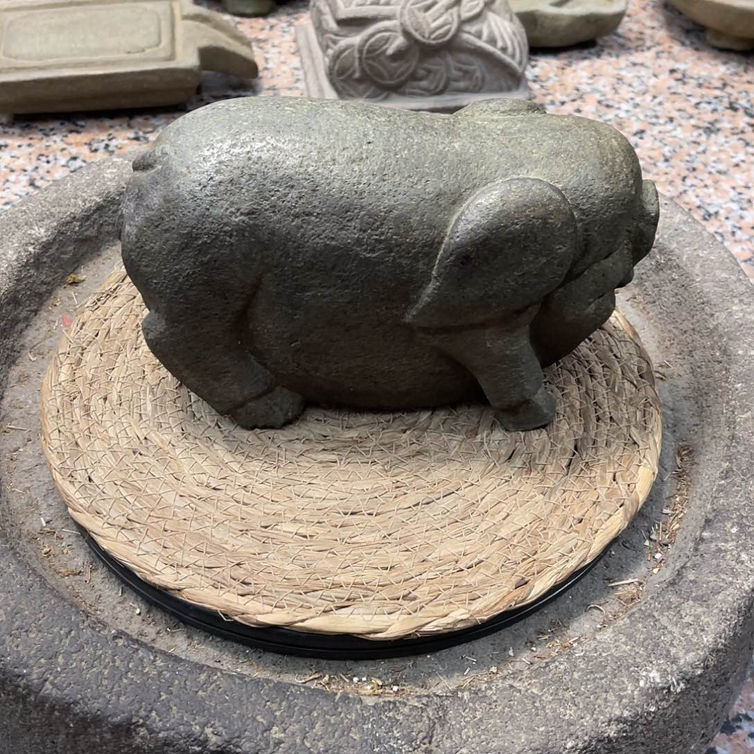 倦***爷老挝石青石小猪很可爱