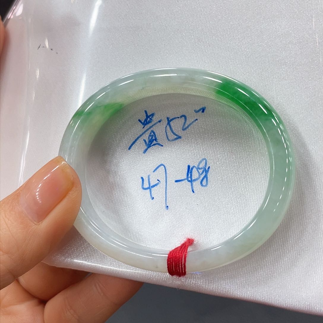 翡翠手镯未镶嵌翡翠手镯