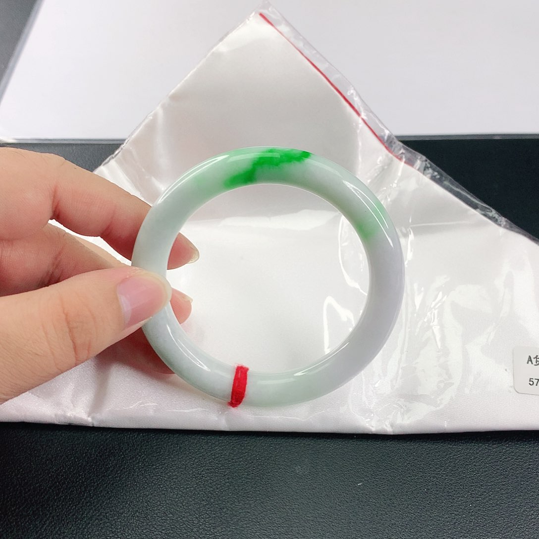 翡翠手镯未镶嵌翡翠093