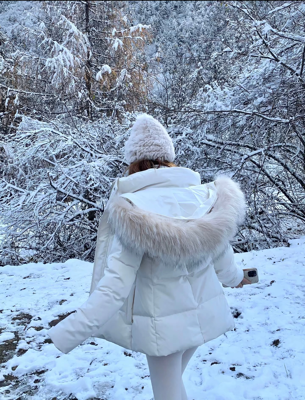 2025新款收腰版羽绒服女冬季短款白色修身可拆卸毛领外套