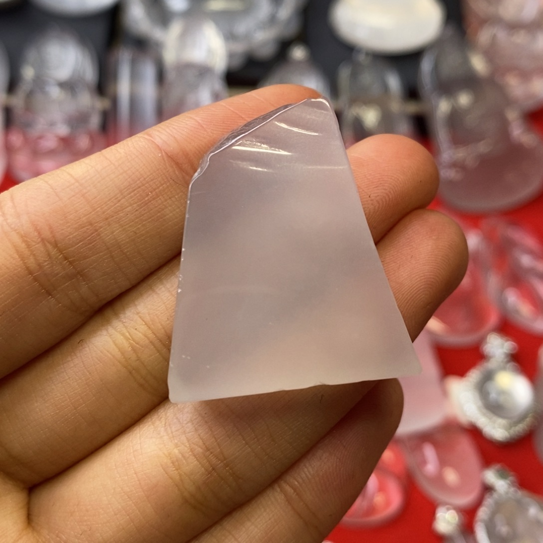 叶***城石英质玉未镶嵌吊坠