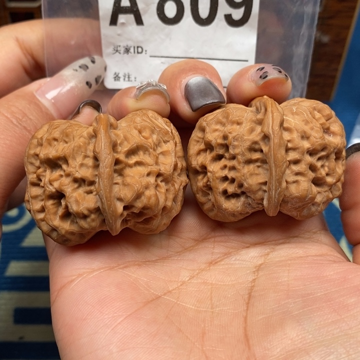 文玩核桃吊坠平谷金钟42A809