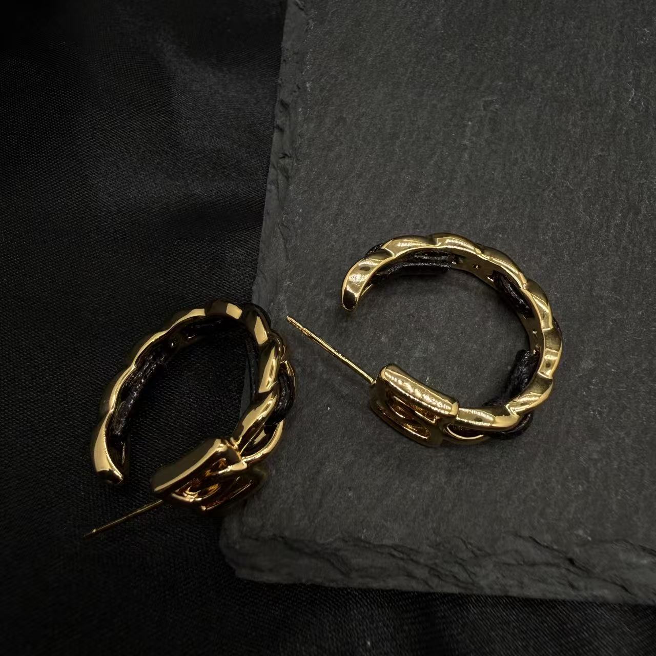 铜合金皮质耳饰 0716 Acc-D43 欧美个性设计感轻熟风金色编绳耳饰