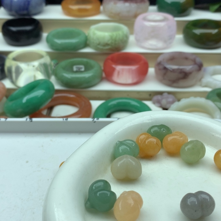 米***宝石英岩玉未镶嵌13468975444