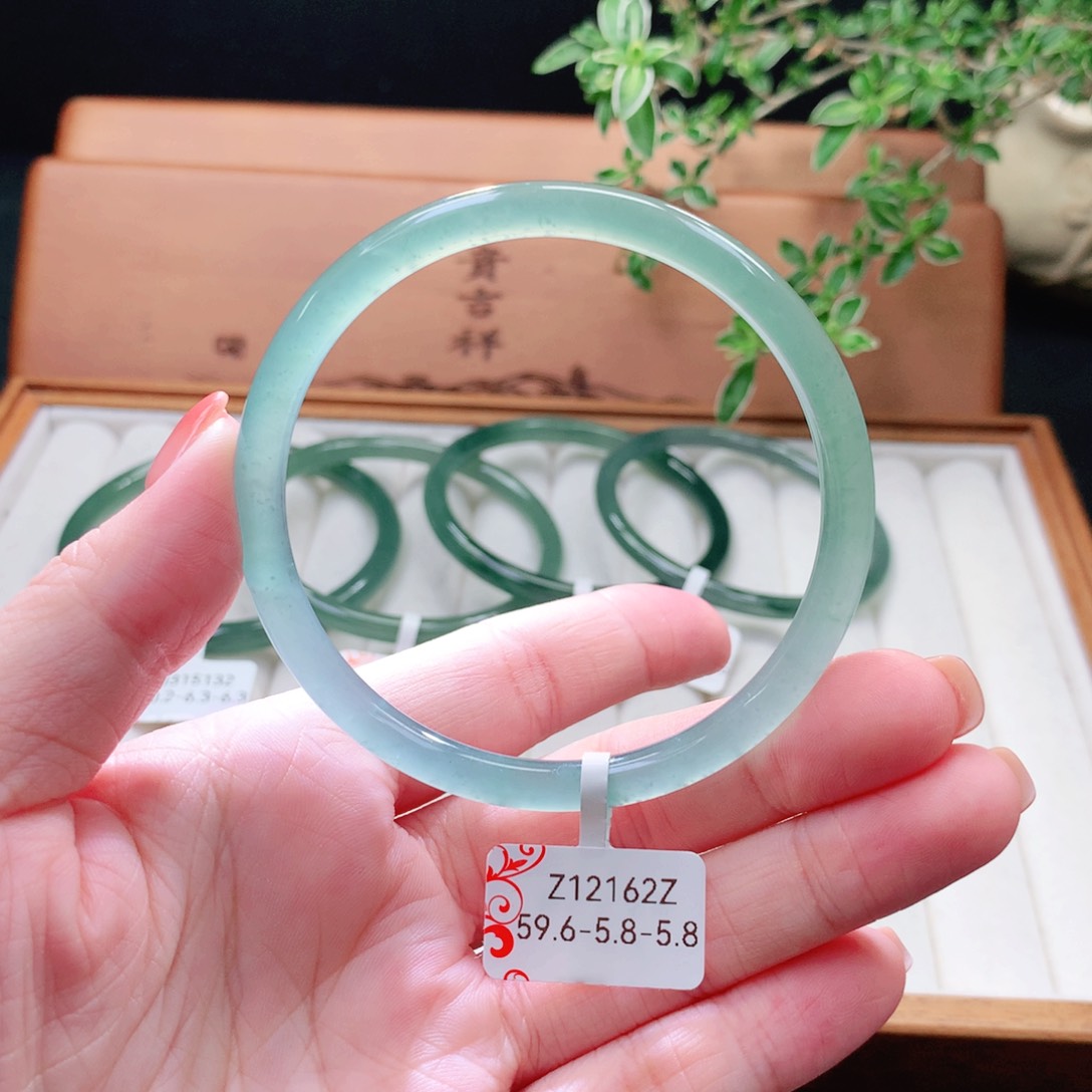 未镶嵌手镯（圆镯）翡翠