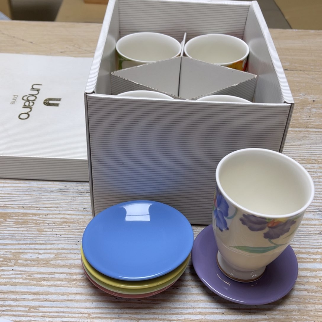 瓷片密密麻麻地排列着一个