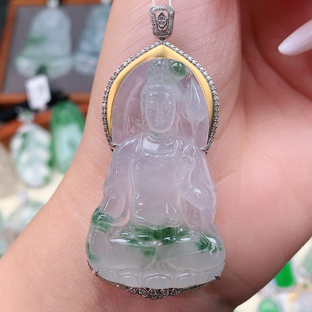 颈饰18K金镶嵌翡翠观音