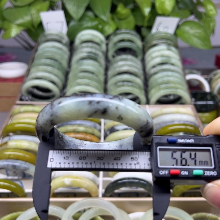 蛇纹石玉未镶嵌手镯2