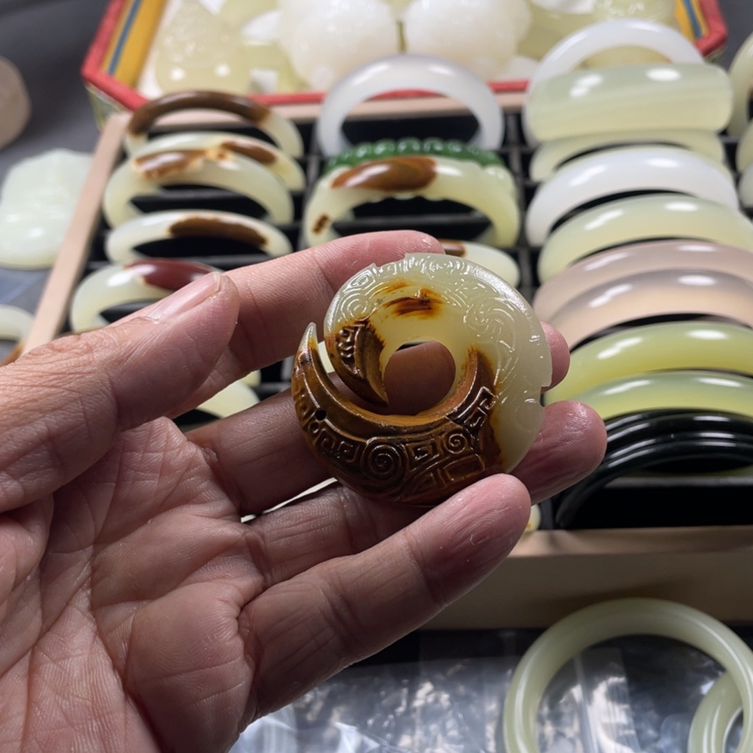 透闪石质玉颈饰未镶嵌蝴***挂灯泡带皮时来运转吊坠