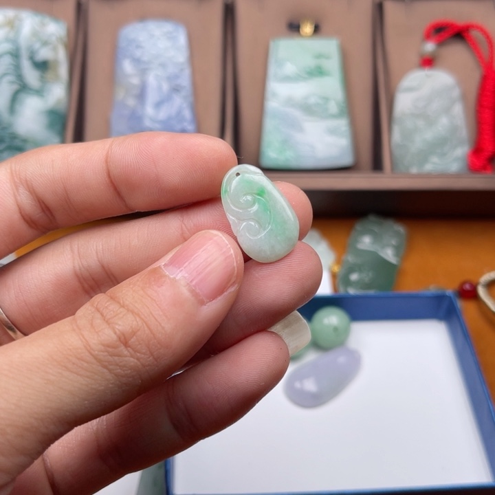 翡翠颈饰未镶嵌如意