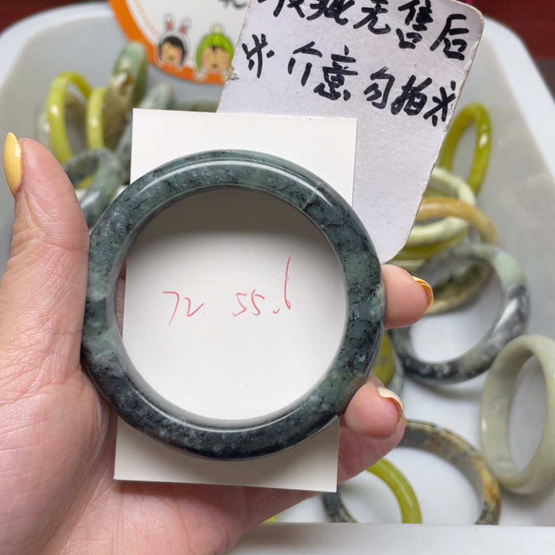蛇纹石玉手镯未镶嵌
