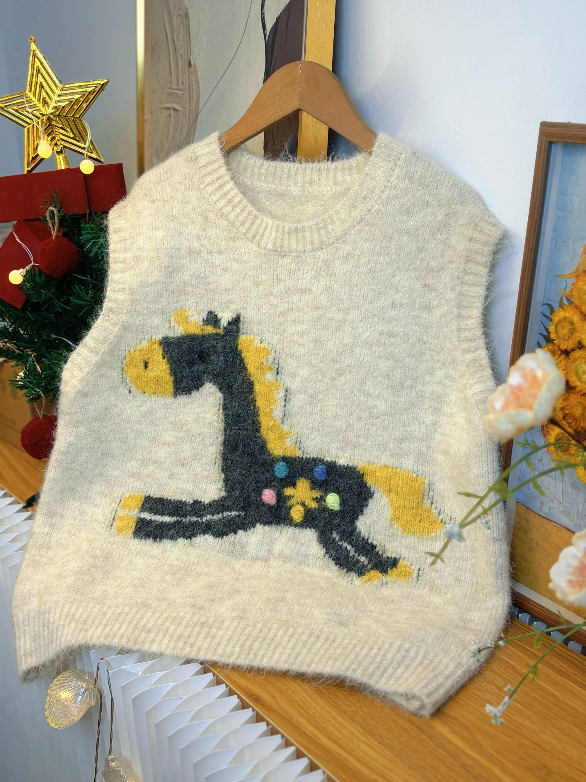 大娟25273冬季新款【年服系列】可爱小马厚版保暖短款背心毛衣