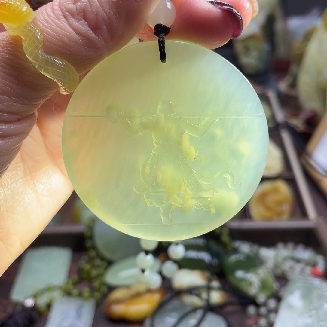 蛇纹石玉颈饰未镶嵌岫玉大圣