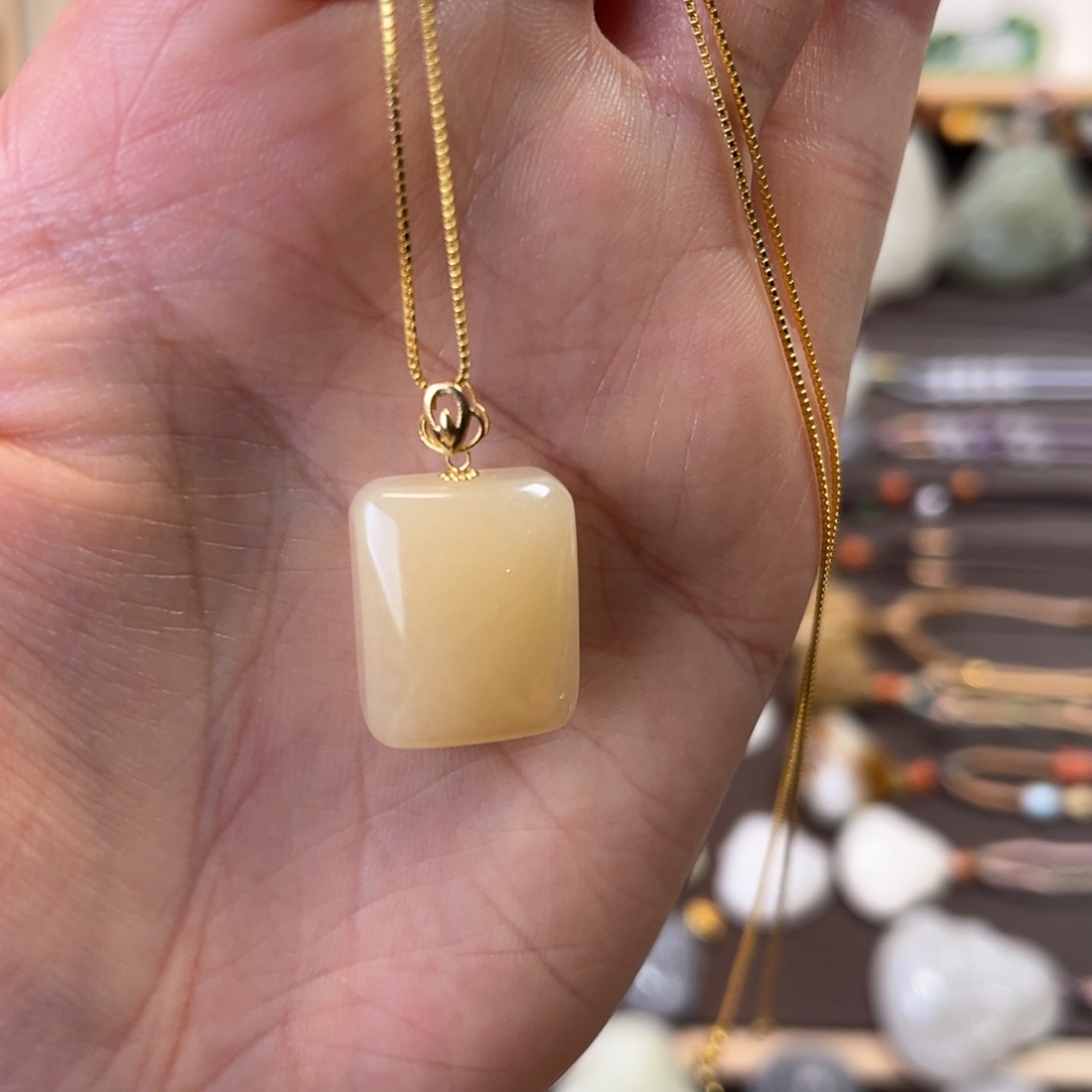 和田玉颈饰18K金镶嵌糖玉无事牌