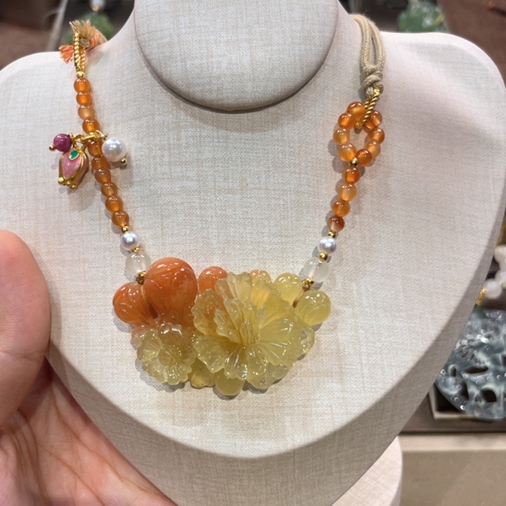 蛇纹石玉颈饰未镶嵌