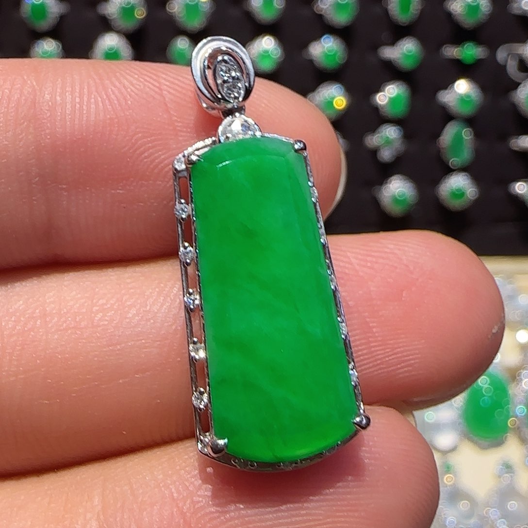 翡翠颈饰18K金镶嵌吊坠