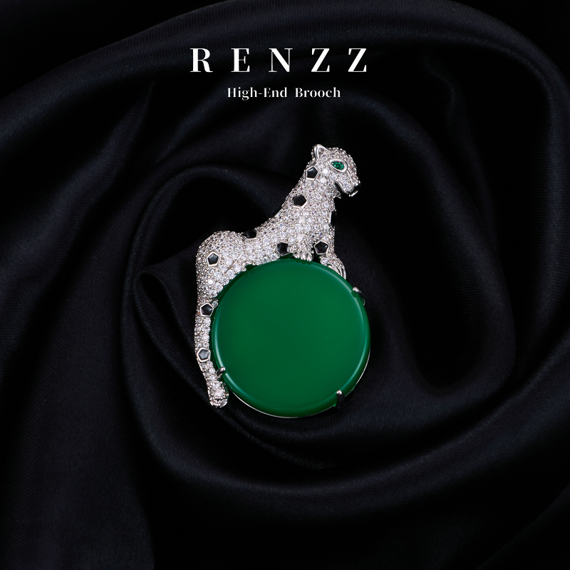 0930 玉髓圆牌豹子胸针