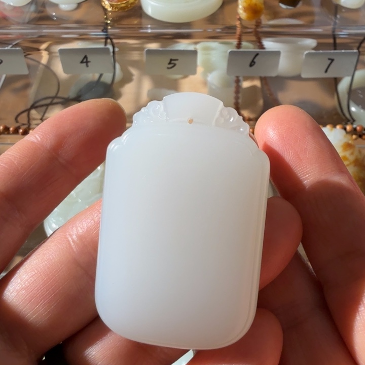 和田玉颈饰未镶嵌野牛沟天花板羊脂白玉