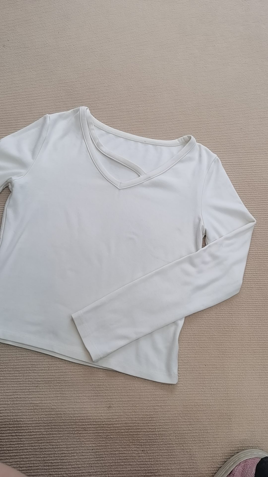 013时髦时尚洋气短款V领上衣设计感打底衫