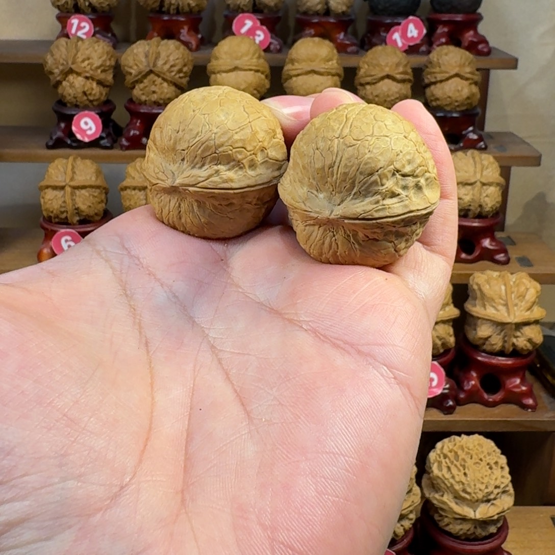 铁核桃把件正圆蛇皮球