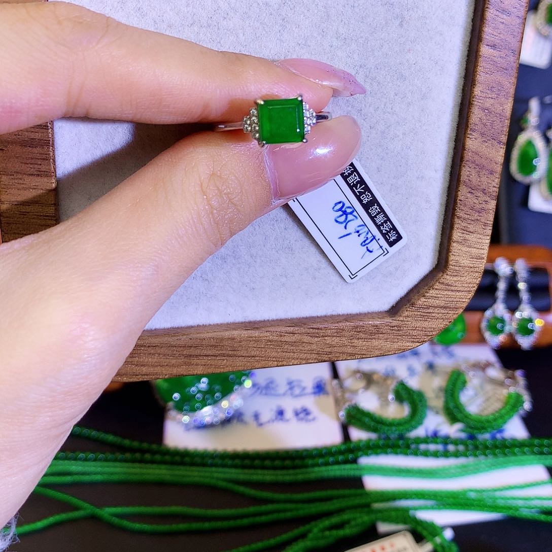 翡翠戒指银S925镶嵌天然翡翠方糖戒指