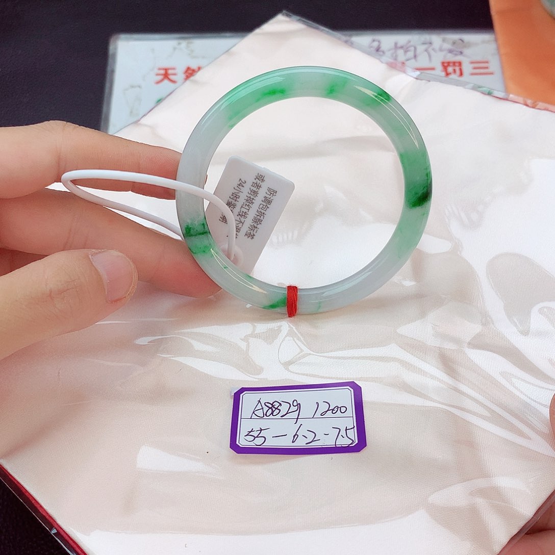 翡翠手镯未镶嵌翡翠