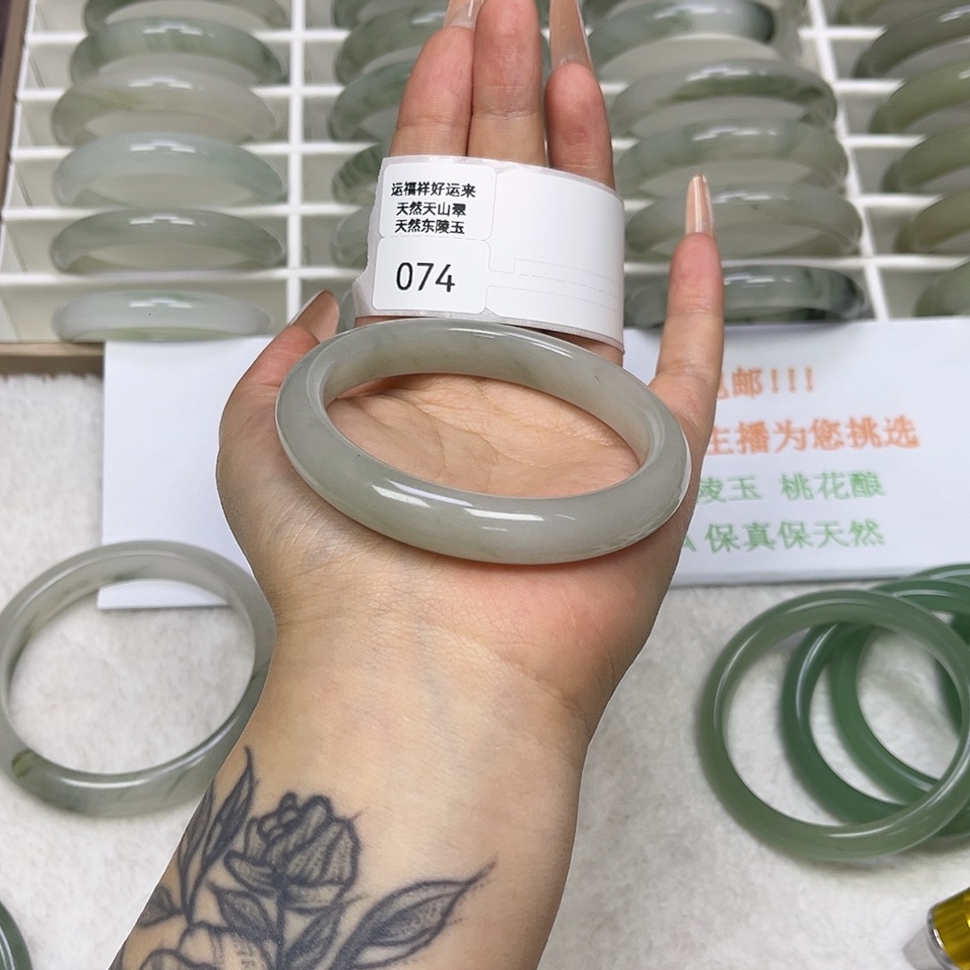 石英质玉未镶嵌手镯074微瑕