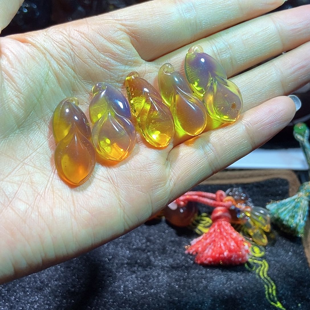 未镶嵌颈饰琥珀玉兰花