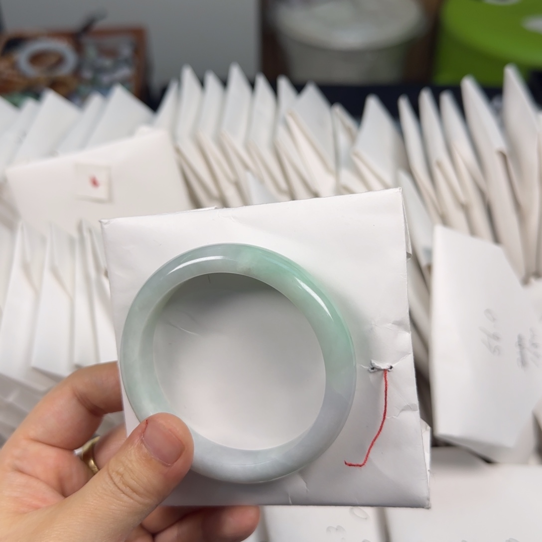 翡翠手镯未镶嵌爆炸