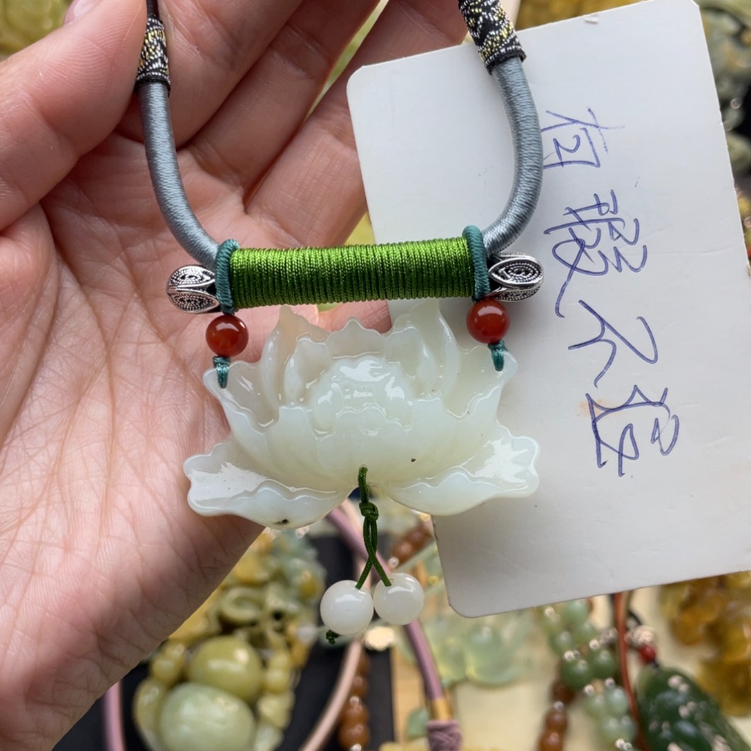 蛇纹石玉颈饰未镶嵌