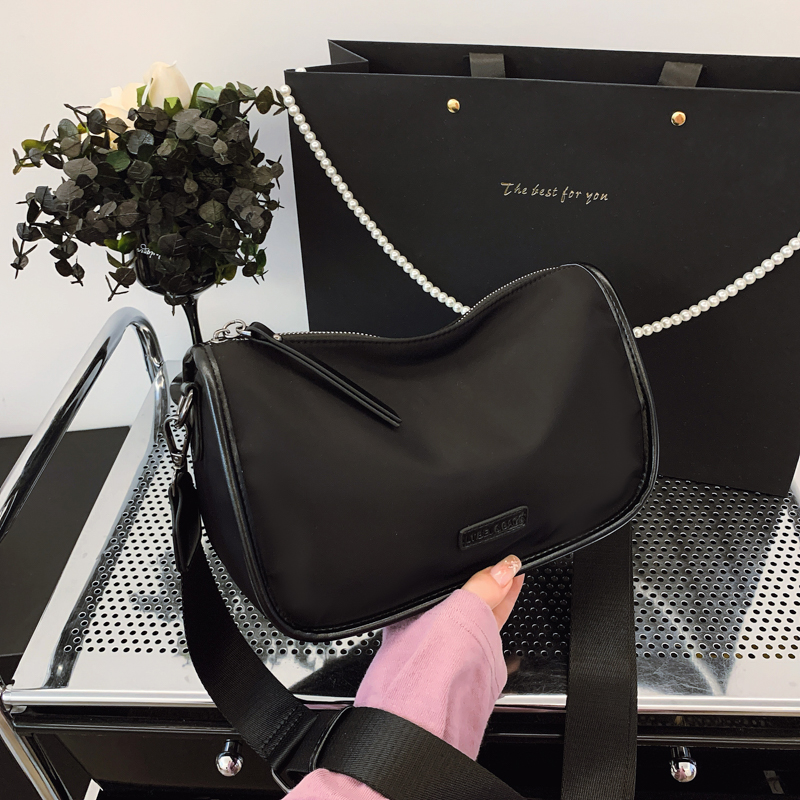 2025新款斜挎包女简约设计女士单肩包百搭牛津布小背包通勤手机包