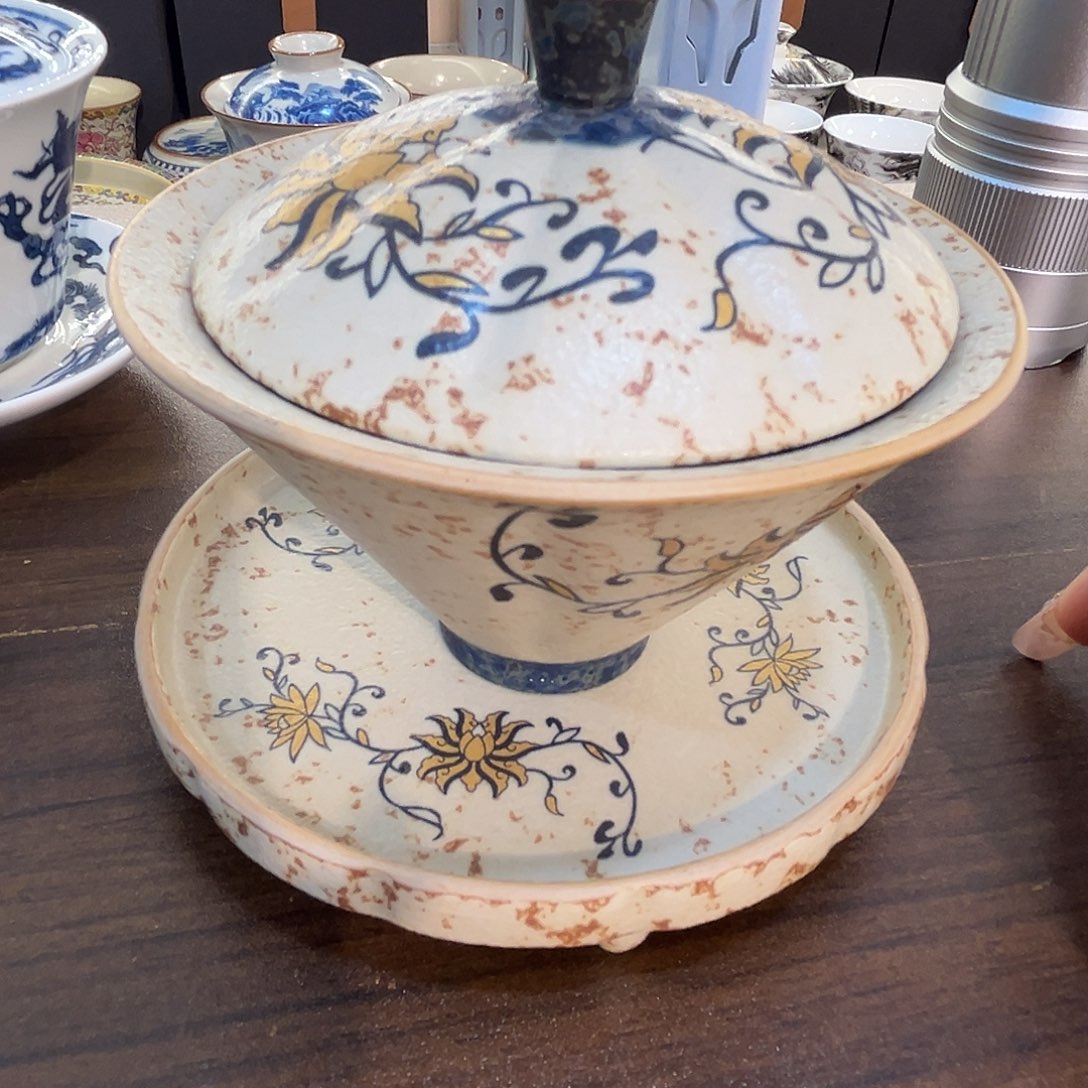 这些盖碗很漂亮！！！