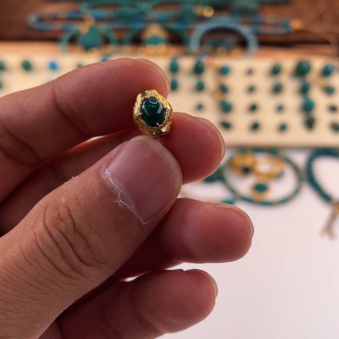 绿松石未镶嵌颈饰