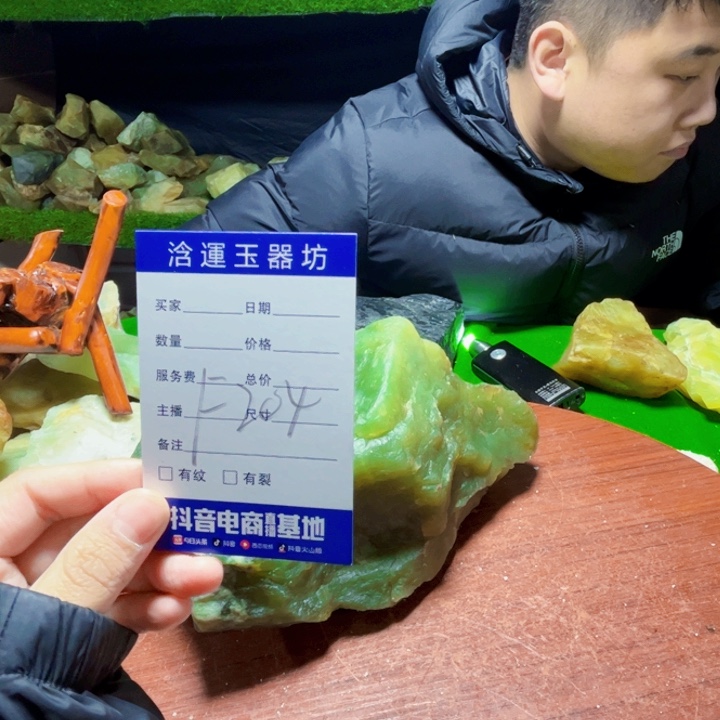 磊***哥蛇纹石玉未镶嵌纯天然岫玉原石