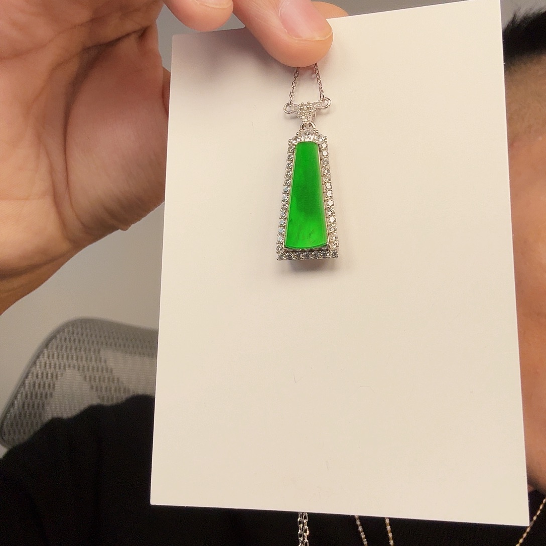 翡翠未镶嵌颈饰一件