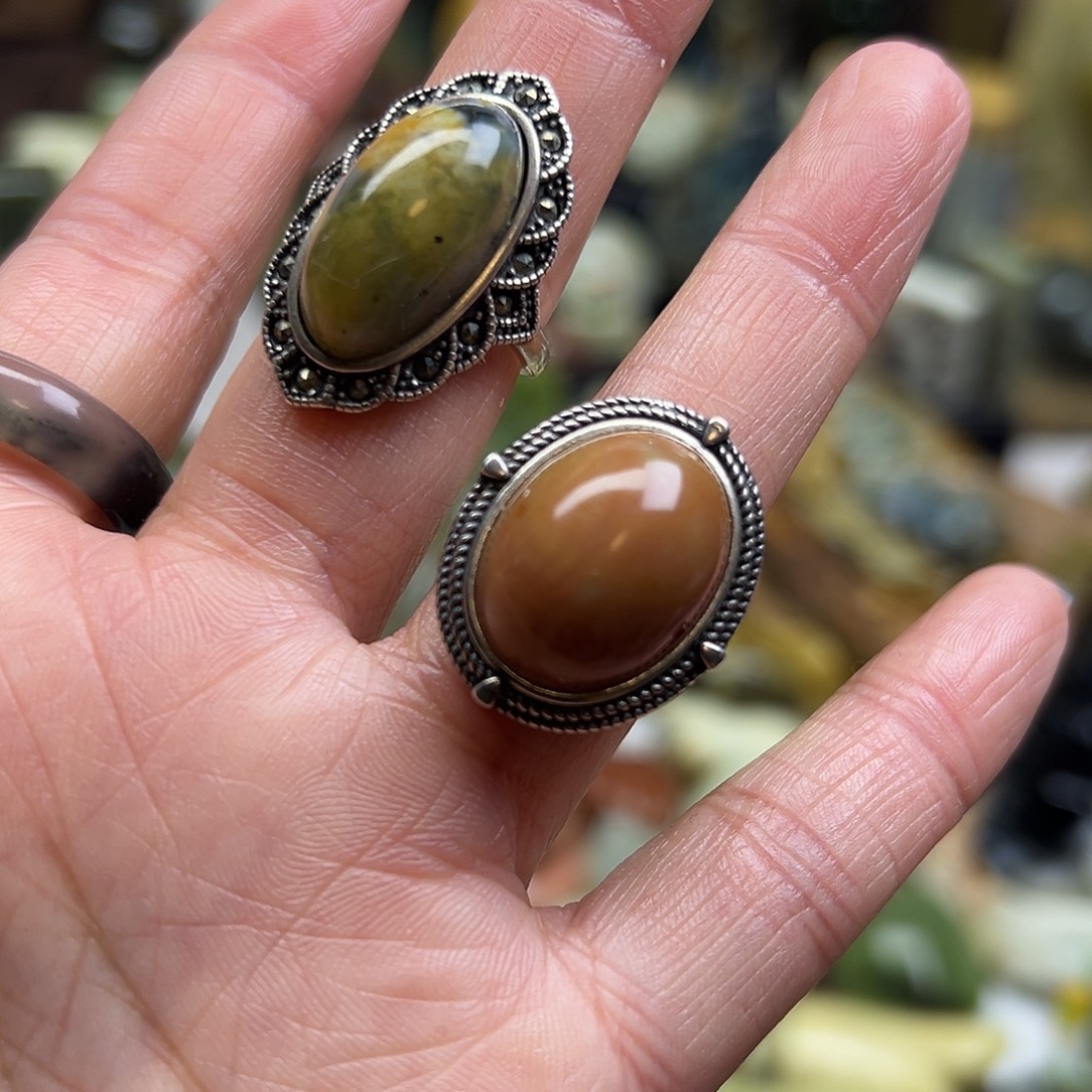 N***咻岫玉未镶嵌颈饰戒指两个