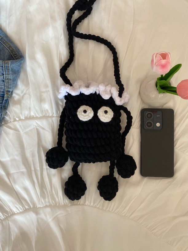 【黑煤球】成品钩织可爱搞怪卡通针织新款小众设计手机包时尚百搭